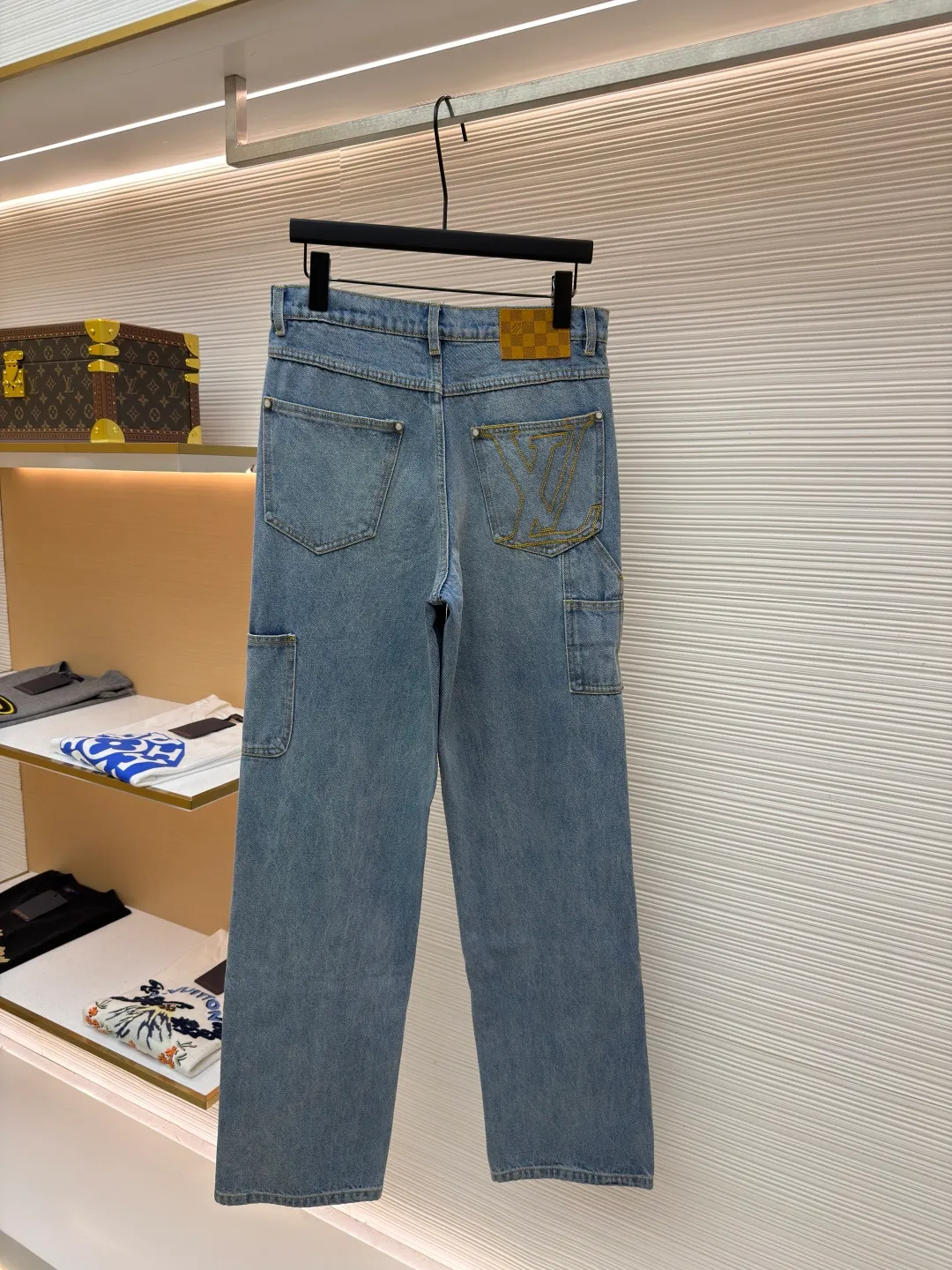 LOUIS VUITTON distressed washed blue denim trousers ●Original version: purchased and developed at 11999 ●Item number: 1682235-B15 ●Fabric: pure cotton denim ●Technology: laser cutting ●Color: blue ●Type: fitted version ●Weight: about 920 grams ●Size: 28-30-32-34-36 ●Description: Made of high-quality pure cotton denim, the fabric material ensures classic denim texture, durability and breathability. Classic washed colors are achieved through professional industrial washing processes. The function of washing is to soften the fabric and eliminate the stiffness of new cloth; by controlling the degree of fading, it can form a layered retro blue tone; and at the same time, it can prevent the garment from shrinking significantly in the future. The calm topstitching contrasts with the fabric but is not too knotty in stitching color to highlight the stitching structure and enhance the workwear style. The back pocket is top-stitched with the word LV: the logo on the chest pocket is embroidered by stitches, and the embroidery stitches are closely connected and evenly arranged in straight lines. Its function is to outline the outline of the logo in a delicate and extremely strong way. The edges are neat, wear-resistant and durable, and are in line with the functional attributes of workwear. Nubuck leather logo patch: High-quality nubuck leather is laser-cut and embossed with the brand logo and sewn on the back of the pants. What it does is introduce a luxuriously soft touch that creates a premium contrast with stiff denim. The ticket bag is equipped with a logo patch, which fixes the brand leather logo on this small pocket and becomes a refined identity embellishment. Pearlescent effect buttons and rivets: Replace the metal hardware of traditional workwear with fasteners with a warm pearlescent effect. Its function is to enhance the sophistication and uniqueness of the piece in the details, while retaining the functional rivet reinforcement. The overall wiring is straight and delicate, the fabric is comfortable and soft, and the color is consistent without color difference. It can be matched with the same style to create a fashionable look and control various occasions. Customized accessories, complete with three standards, same style for men and women!